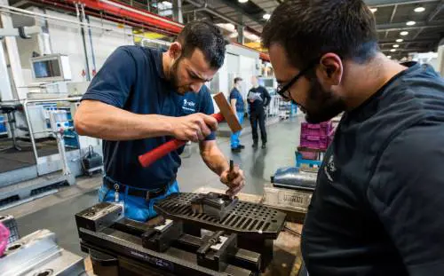 Operai al lavoro in fabbrica
