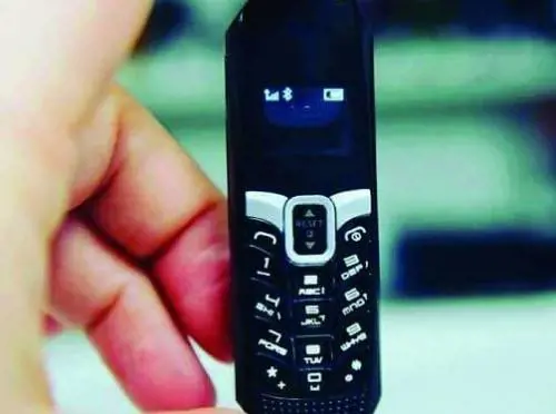 La nuova trovata dei clan: il micro cellulare che sfugge ai controlli