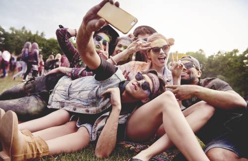 Dietro la moda dei selfie c'è la paura di non esistere
