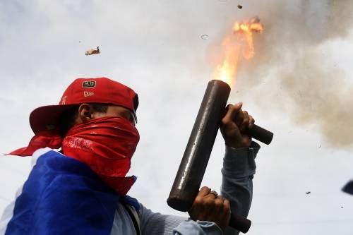 Nicaragua, l'opposizione si arma. Così fabbricano i mortai in casa