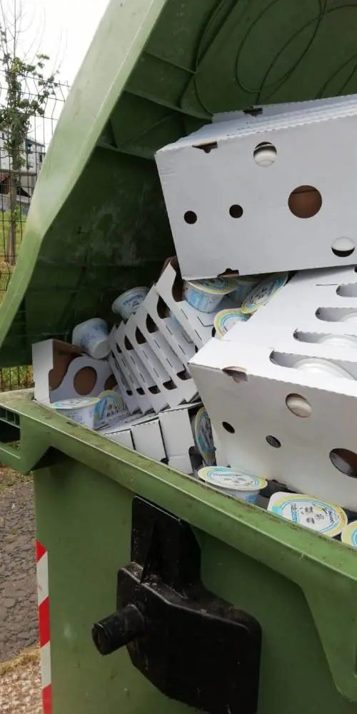 "Pacchi di alimenti gettati nei bidoni davanti al centro di accoglienza"