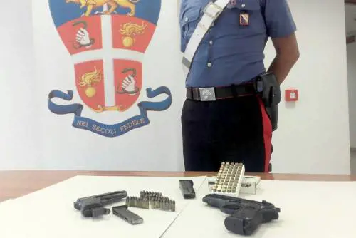 Trova uno zaino con due pistole in cantina