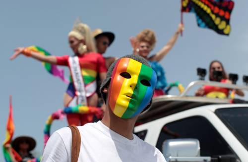 Modena, il ministro Fontana dice sì al "corteo di riparazione" che sfila contro il gay pride