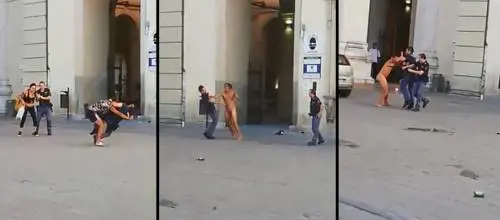Calci, pugni e schiaffi agli agenti. ​La furia dell'immigrato (nudo)