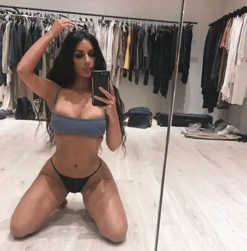 Kim Kardashian bollente in tanga