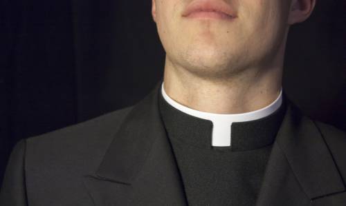 Messaggi hot a uomini sposati: giovane prete viene rimosso dalla sua parrocchia