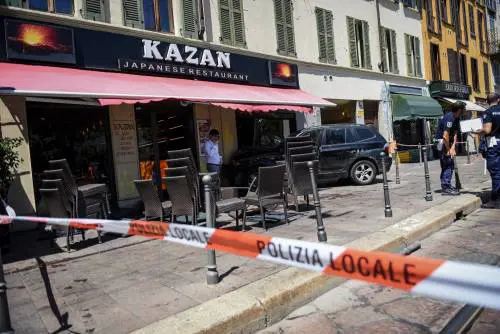 Milano, Suv si schianta contro un ristorante