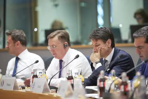 Conte sfida l'Europa e minaccia il veto. Nella notte spunta l'ipotesi accordo a 5