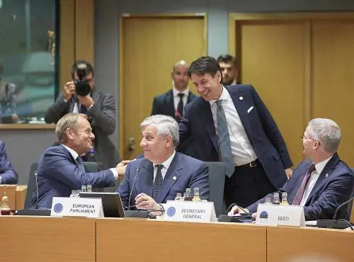 Merkel-Macron offerte e ricatti: hotspot in Italia ma con i fondi Ue o addio Schengen