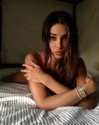 Belen Rodriguez bellissima a letto 