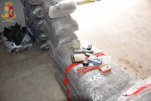 Lecce, poliziotto scopre 200 chili di marijuana mentre fa jogging