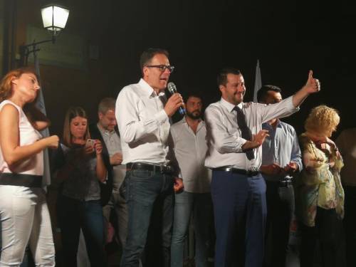 Michele Conti durante la serata di chiusura campagna elettorale col Ministro Salvini