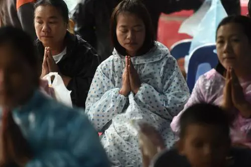 Foro nella roccia per raggiungere i 12 bimbi prigionieri della grotta