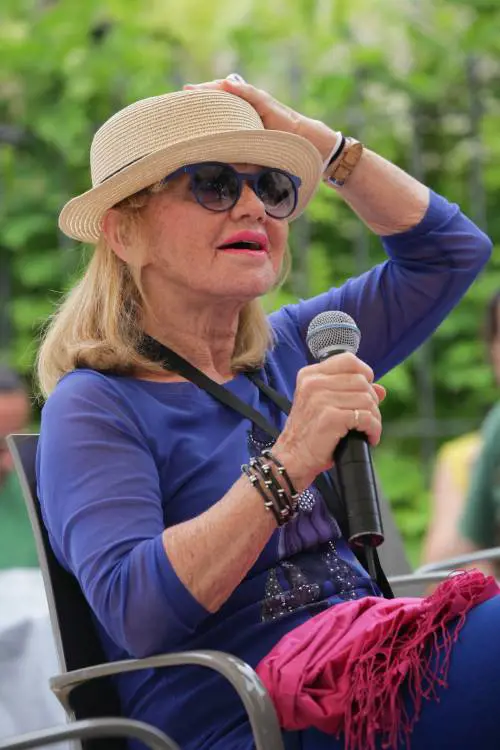 Rita Pavone e il messaggino a Vauro: "Mostri di cattiveria"