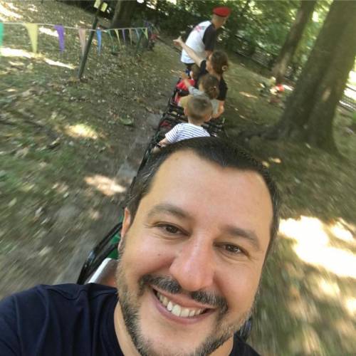 Il sabato di Salvini: papà al parco a Milano ​sul trenino con i bambini