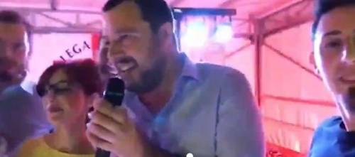 Salvini canta "io vagabondo" . Poi scherza: "Gli unici nomadi che ci piacciono"