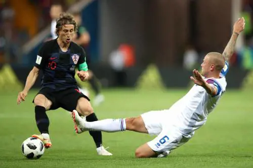 Modric contro Kane: l'artista sfida l'Uragano