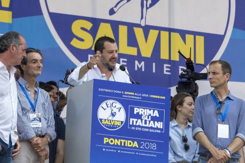 Pontida, Salvini giura dal palco col rosario fatto da una nigeriana