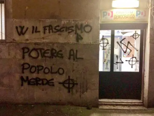 Svastiche sulla sede Pd. I dem accusano: "Sono stati alcuni militanti di Forza Nuova"