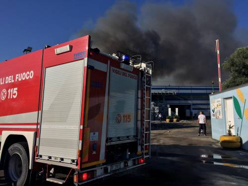 Balle di rifiuti a fuoco: maxi incendio in un'azienda nel Napoletano
