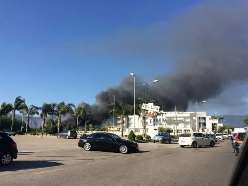 Balle di rifiuti a fuoco: maxi incendio in un'azienda 