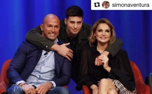 Niccolò Bettarini accoltellato: le dediche social di Simona Ventura e Stefano