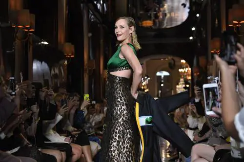Uma Thurman e Naomi Campbell sfilano a Parigi 