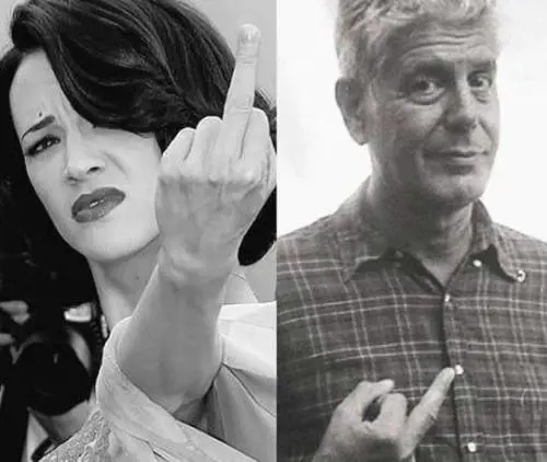 L’Argento ricorda Bourdain: foto col dito medio alzato