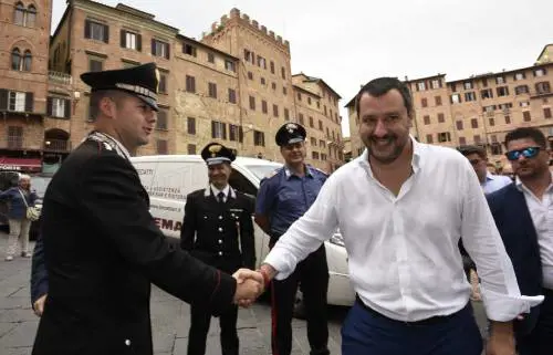 Migranti, Salvini avverte l'Ue: "Faccia poco, ma faccia bene"