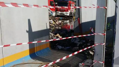 Rifiuti in fumo, la lunga giornata di San Vitaliano: il ministro Costa nel sito incendiato  