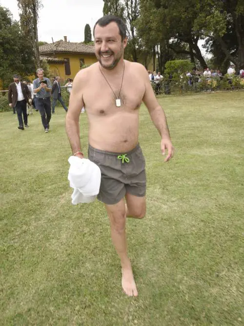 Salvini nuota nella piscina confiscata alla mafia