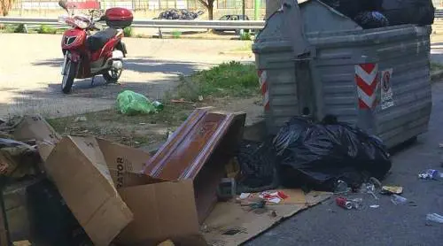 Messina, trovata una bara tra i rifiuti