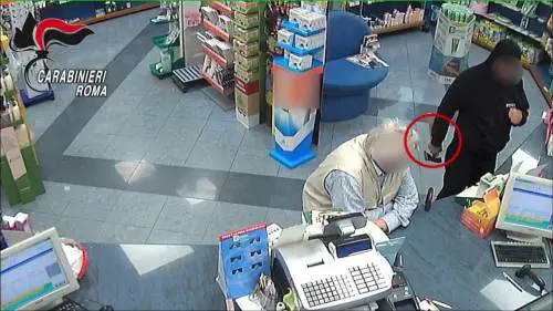 Pomezia, arrestato rapinatore armato di accetta
