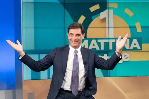 "Vi dico come riconoscerli". Tiberio Timperi, la coppia e la truffa dello specchietto