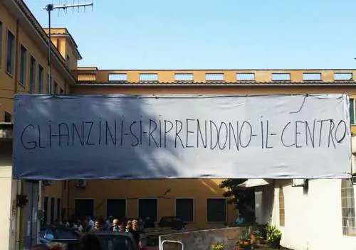 Non è mai tardi per la rivolta I nonni "okkupano" il circolo