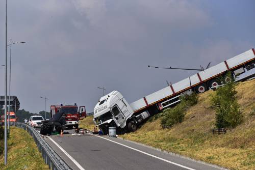 Tir travolge una macchina lungo la statale del Tonale: 4 morti e un ferito grave