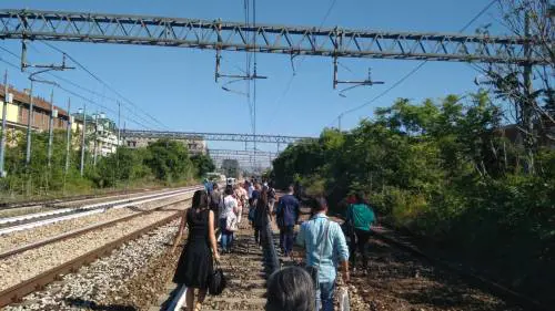 Milano, treno si ferma: panico. "Fumo e scintille da un vagone"