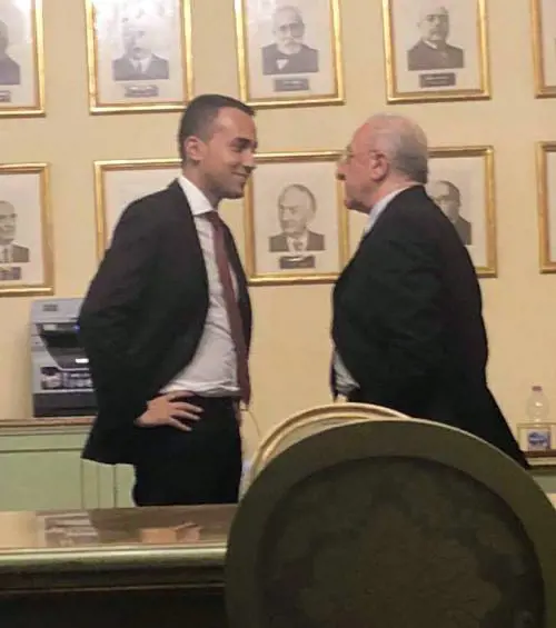 De Luca-Di Maio, la foto dell'incontro diventa virale
