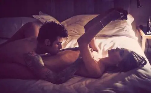 Fedez e Chiara Ferragni nudi a letto. Ma lei si distrae con lo smartphone