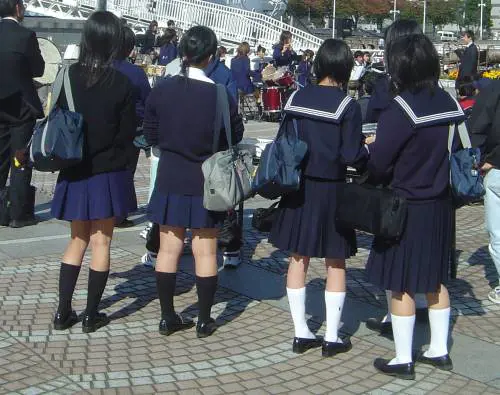 Nel Regno Unito 40 scuole vietano le gonne: "Solo divise unisex"