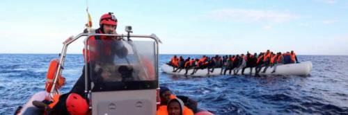 La nave Open Arms con 60 migranti a bordo arriva a Barcellona
