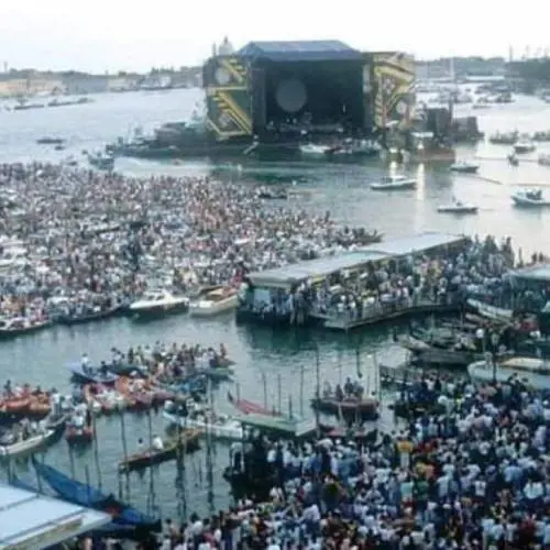 E nel "mare libico" spunta pure il palco dei Pink Floyd