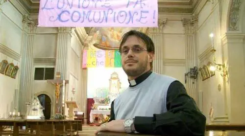 Il prete gay celebra messa: "Il Vangelo non condanna l'omosessualità"