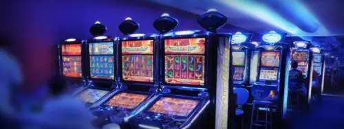 Perde alle slot: giocatore minaccia e spintona controllore del Casinò di Sanremo