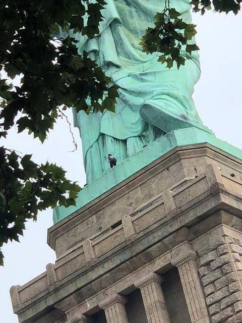 Donna arrampicatasi su Statua della Libertà è attivista anti-Trump