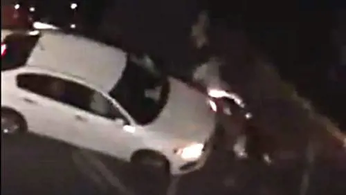 Immigrati padroni della strada: rissa choc, poi l'auto ne investe due