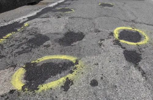 Roma, inciampa in una buca ai Parioli: donna incinta fa causa alla Raggi