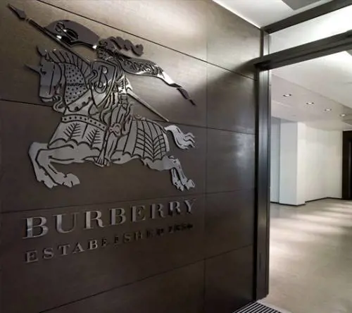 Burberry, bruciati prodotti per oltre 30 milioni di euro per difendere il marchio