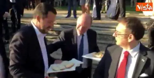 Salvini e il panino con l'hamburger all'ambasciata americana a Roma