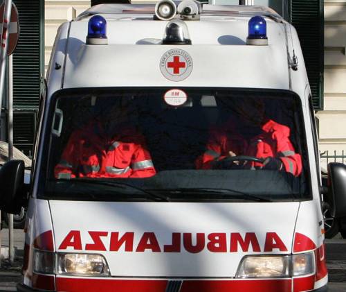 Napoli, altro assalto contro ambulanza: autista ferito da sedia 